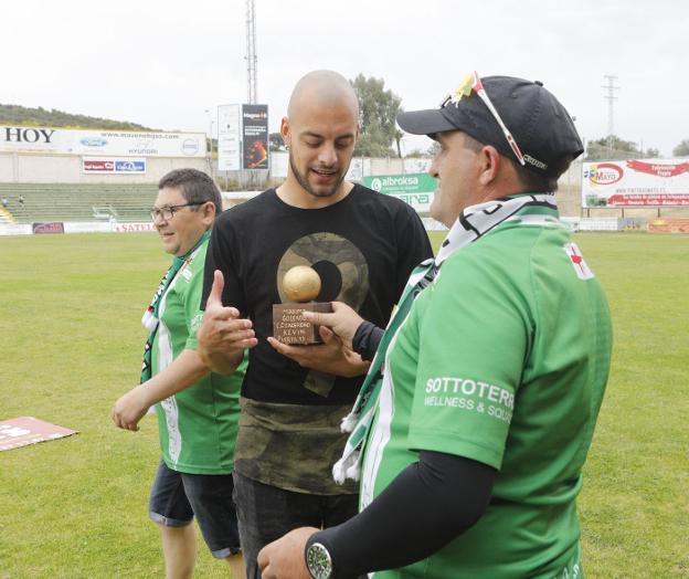Kevin, galardonado por un sector de la afición verde. :: A. Méndez/