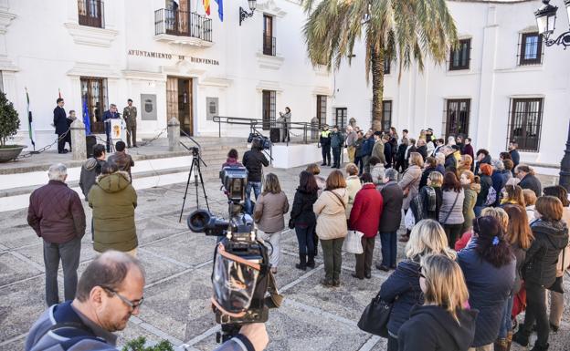 Acto celebrado este miércoles frente al Ayuntamiento de Bienvenida.