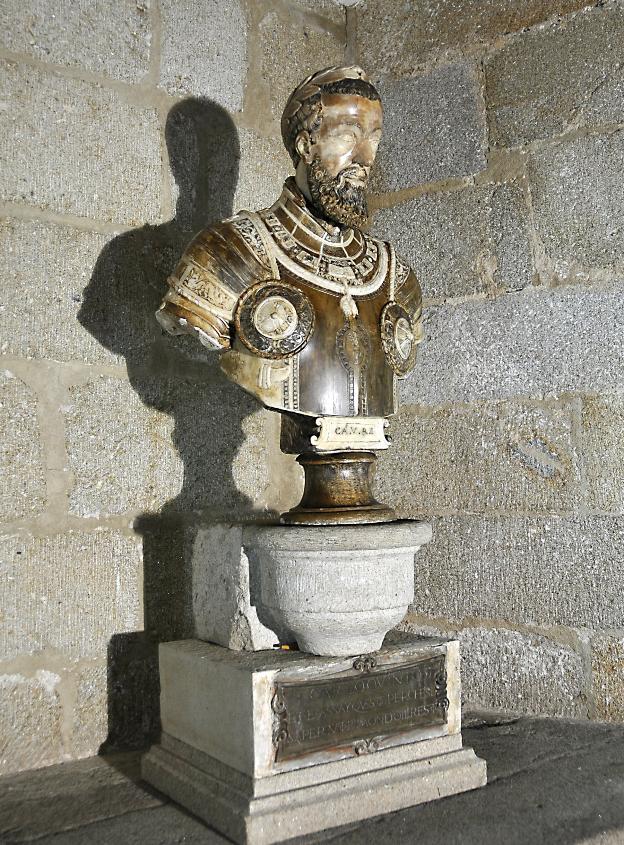 El busto de Carlos V, en su hornacina del Palacio de Mirabel. :: palma/