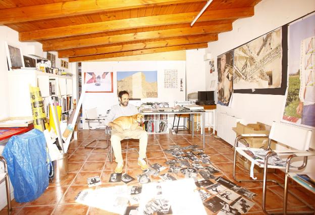 Ricardo Cases en su taller. :: hoy/