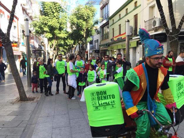 La marcha recorrió la avenida de la Constitución hasta llegar a la plaza de España. :: e. d./