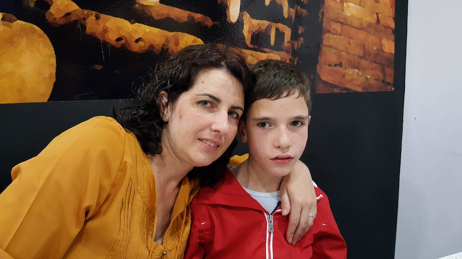 Susana Fajardo, en la imagen con su hijo.