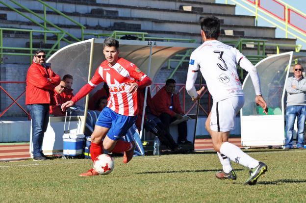 Juan García observa una progresión por la banda de Víctor Calatrava ante el Montijo. :: e. d./