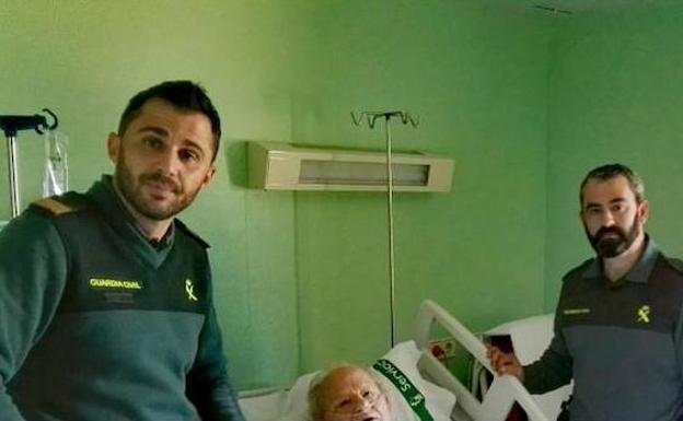 Los agentes posan con el anciano en el hospital./HOY