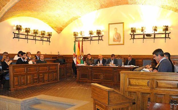 Pleno del Ayuntamiento de Plasencia en el que se han aprobado el presupusto municipal de 2018:: DAVID PALMA/