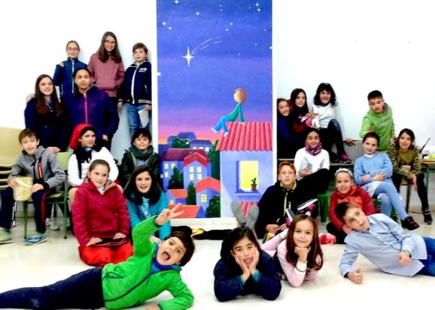 Los alumnos posan junto a su obra. :: isabel ambrona/