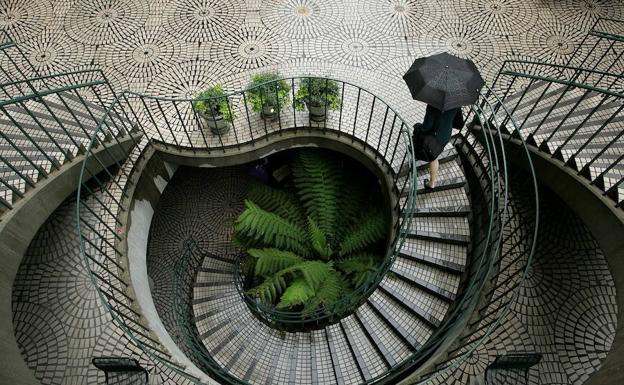 ranseúntes con paraguas caminan por "Embarcadero Center" en San Francisco. /Justin Sullivan (Afp)
