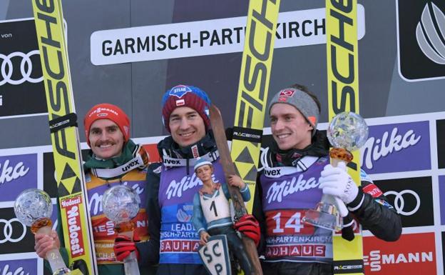 El polaco Kamil Stoch, en el podio, entre Richard Freitag y Anders Fannemeld. /AFP