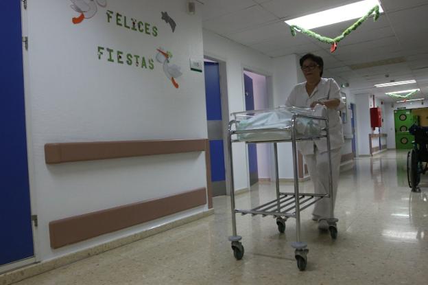 Un carrito con un recién nacido en la unidad de obstetricia del Hospital de Mérida. :: j. m. romero/