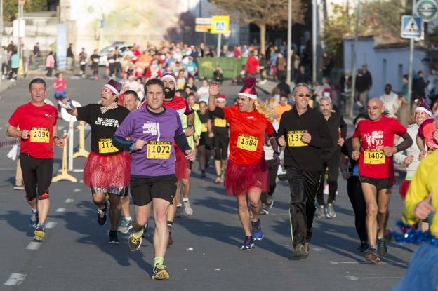 Algunos de los muchos participantes en la San Silvestre de 2017. :: andy solé/