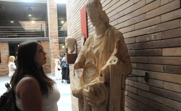 Una visitante contempla una de las figuras del Museo Nacional de Arte Romano de Mérida./HOY