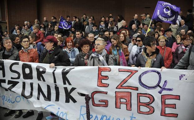 Concentración en Baracaldo por la presunta agresión sexual del pasado 29 de diciembre./IGNACIO PÉREZ