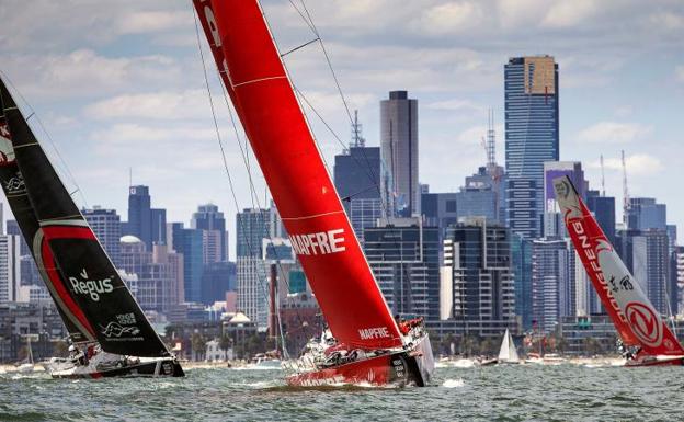 El 'Mapfre' lucha contra el 'Dongfeng' durante la Volvo Ocean Race. /EFE