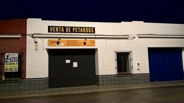 La Policía inspeccionó este local de venta de petardos. :: g. c./