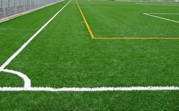 Campo de fútbol de césped artificial./EFE