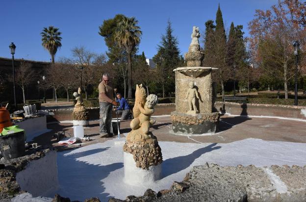 Dos operarios blanqueando la fuente central del parque de la Legión. :: casimiro moreno/