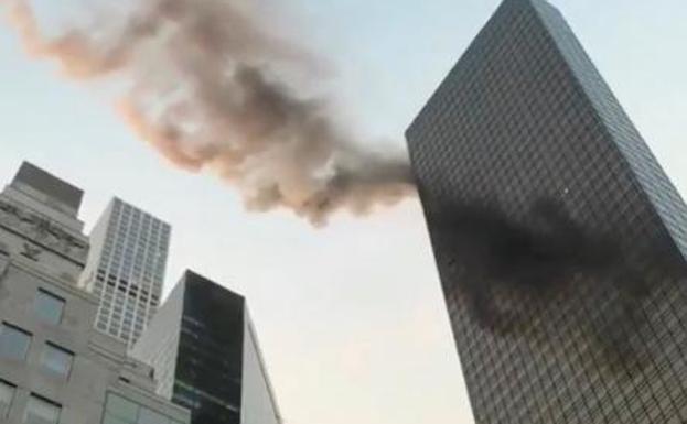 Una intensa humareda sale de la azotea de la Torre Trump./REUTERS