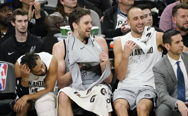 Pau Gasol y Manu Ginóbili , en el banquillo. /Efe