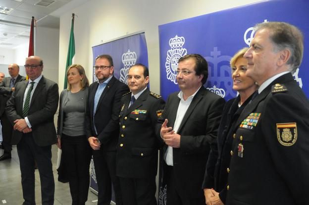 Aurelio Fernández, en el centro, arropado por varias autoridades. :: brígido/