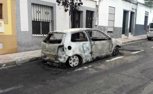 Sale ardiendo un vehículo en la calle José de Espronceda de Mérida