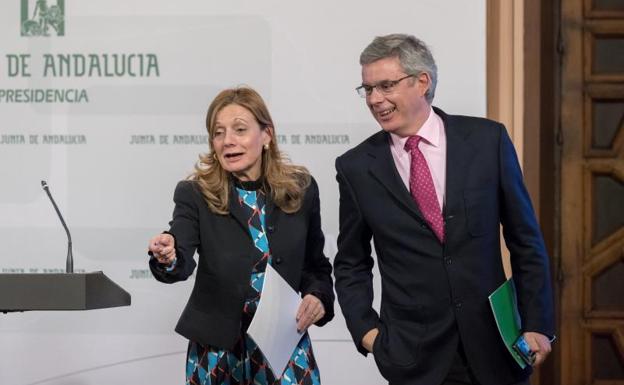 La consejera de Salud andaluza, Marina Álvarez, y el portavoz del Ejecutivo autonómico, Juan Carlos Blanco, durante la presentación de la campaña./Julio Muñoz (Efe)