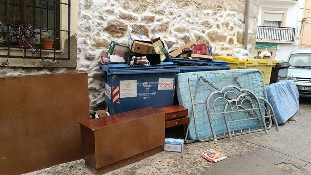 Enseres domésticos abandonados junto a los contenedores. :: A.P./