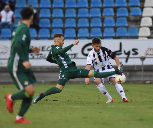 Jesús Muñoz ante otro de sus exequipos, el Betis B. :: CASIMIRO MORENO/