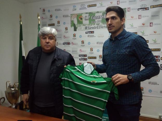 Puebla, a la izquierda, junto al nuevo portero del Cacereño, Ángel Bernabé. :: HOY/