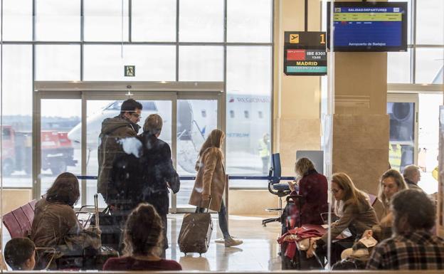 Pasajeros en el Aeropuerto de Badajoz.: HOY/