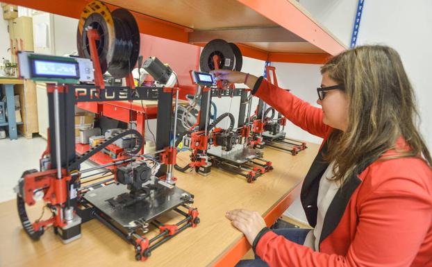 Una joven extremeña que forma parte de una empresa que innova en el campo de la investigación de la impresión 3D./HOY