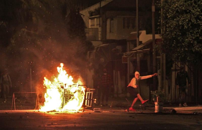 Manifestantes tunecinos se enfrentan a las fuerzas de seguridad en Siliana./AFP