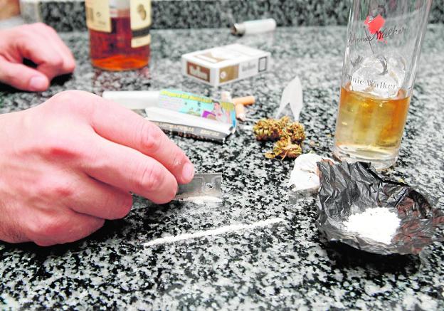 Kit de un drogadicto. Las entidades de la Fexad atienden a personas drogodependientes y sus familias . / HOY