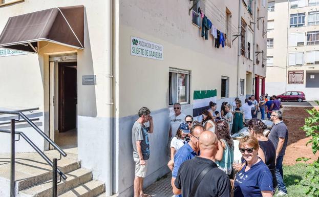 Vecinos de Suerte de Saavedra celebran sus fiestas en el local de la asociación. HOY/