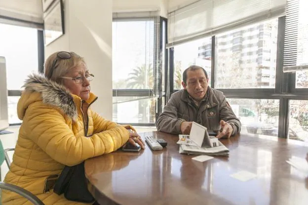 Pilar Olinda Vega y Selbino Alfaro, presidenta y vicepresidente de la Asociación de Peruanos. :: jorge rey/