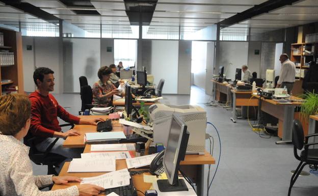 Trabajadores de la Junta en las consejerías del Tercer Milenio en una imagen de archivo. :: /HOY