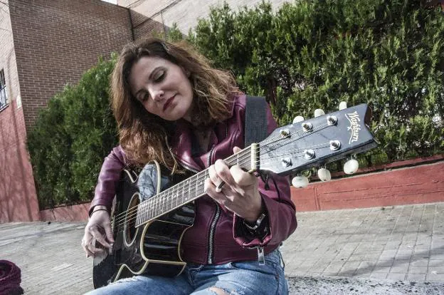 Mara Miranda, con su guitarra, en la puerta del Bárbara de Braganza./PAKOPÍ