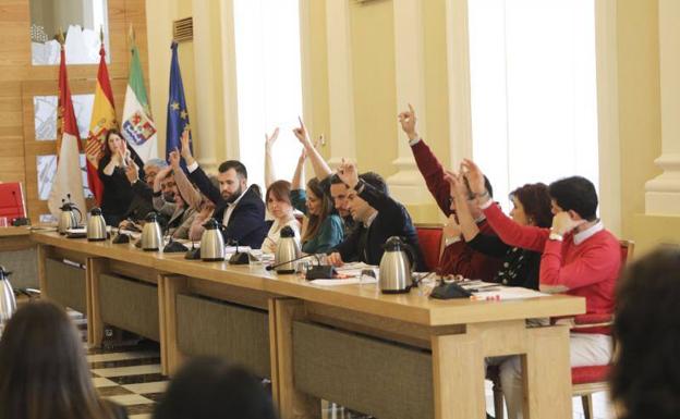 Un momento del pleno celebrado este jueves. /Armando Méndez