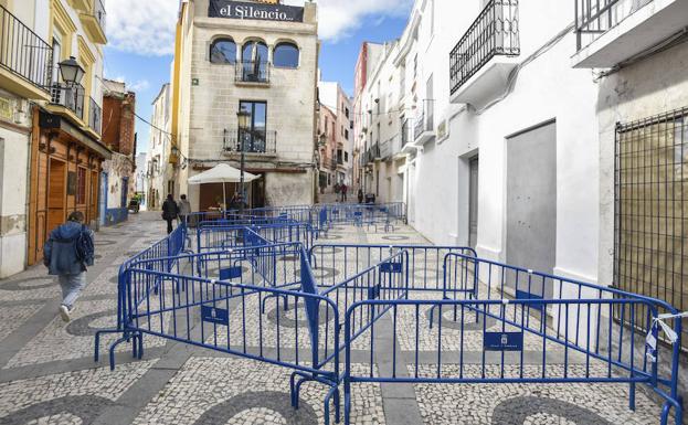 Las vallas solo permiten acceder a la Moreno Zancudo por un pequeño paso./J. V. Arnelas