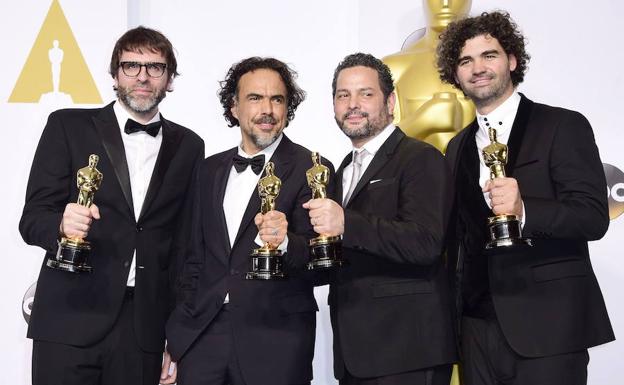 Empezando por la izquierda; Nicolas Giacobone, Alejandro Iñárritu, Alexander Dinelaris Jr. y Armando Bó, recogen el Oscar por 'Birdman'./EFE