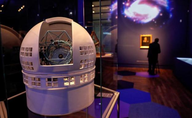 Exposición sobre el cosmos en la Biblioteca Nacional./Juan Carlos Hidalgo (Efe)