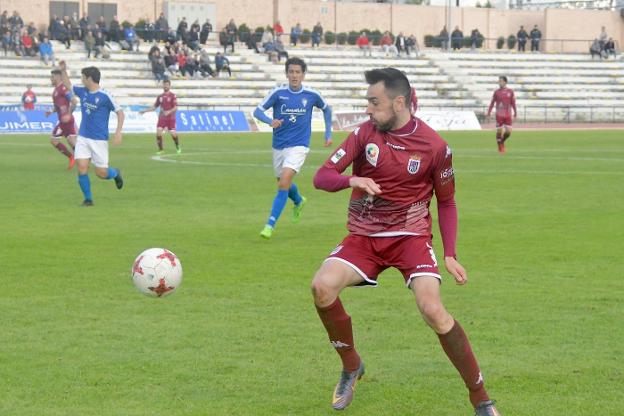 Guzmán durante el partido del domingo en San Fernando. C.ZAMBRANO/