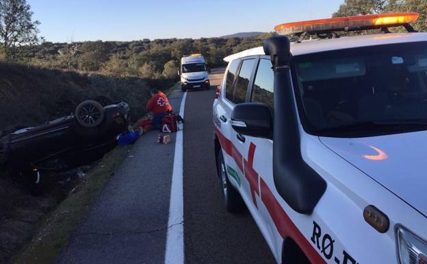 El equipo de Cruz Roja atiende al herido./Cruz Roja Extremadura