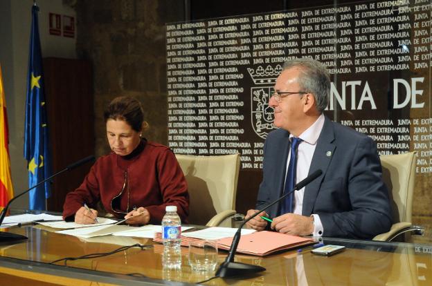 La consejera Blanco-Morales y el rector, Segundo Píriz. :: Brígido/