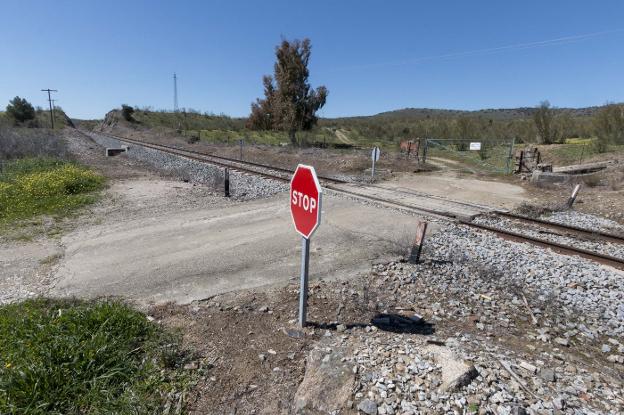 El paso a nivel sin barreras que se va suprimir. :: andy solé/