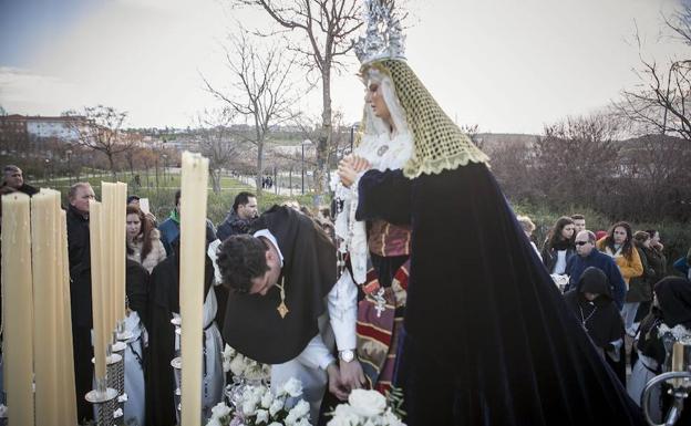Fue necesario dar puntadas de refuerzo al vestido de la Virgen.