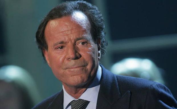 Julio Iglesias actúa en un programa de la televisión alemana. /JOHANNES SIMON (AFP)