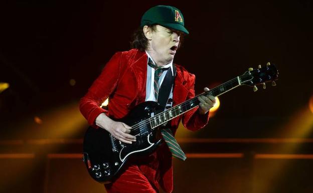 Angus Young toca en un concierto en Lisboa. /PATRICIA DE MELO MOREIRA (AFP)