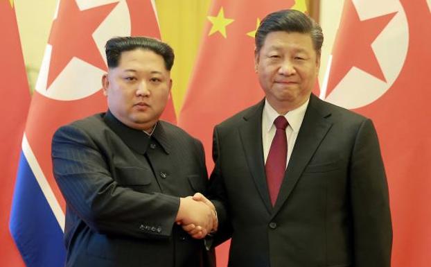 Kim Jong-un estrecha la mano a Xi Jinping. /Reuters