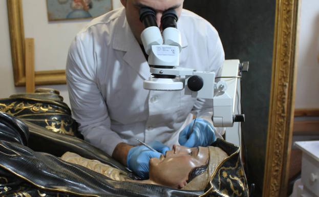 Ricardo Augusto Kantowitz restaurando la imagen de la Piedad.:HOY