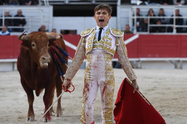 Andy Younés da la espalda a Lastimoso antes de terminar la faena en la que le indultó. :: AFP/